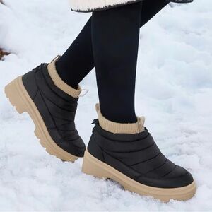 Vivaia Tyler ankle puffer boots•black•size 9•NIB